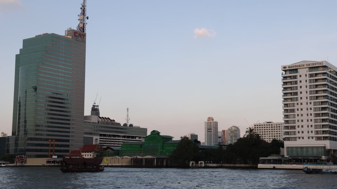 방 시내 스카이라인과 강변 풍경