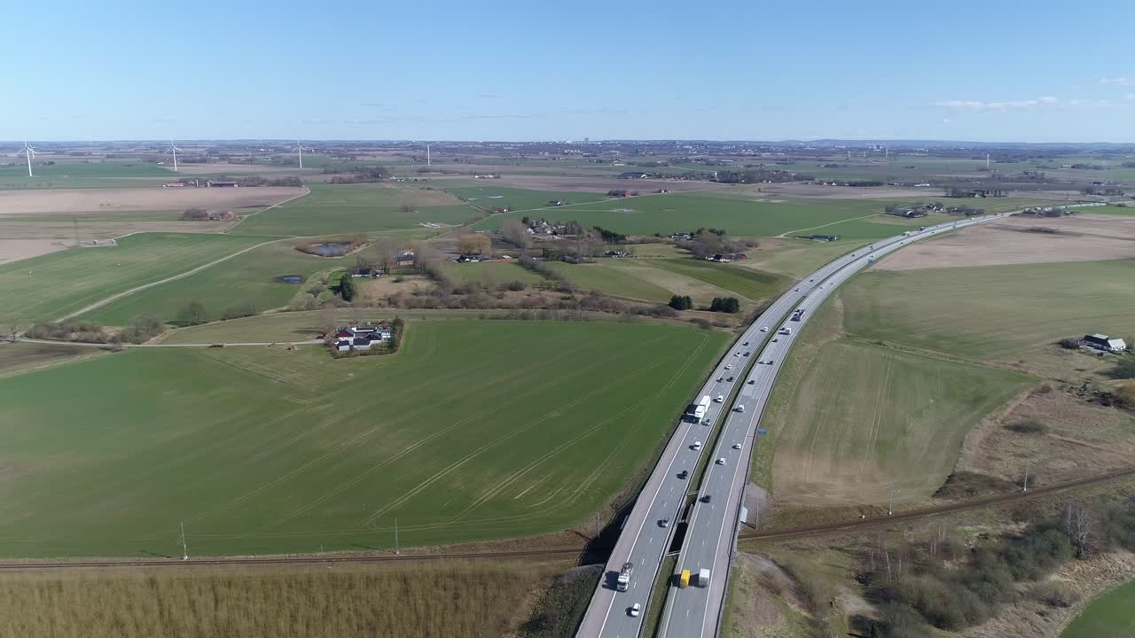 e6 고속도로 스웨덴, 자동차 트럭 운전자 들 은 푸른  ⁇  으로 둘러싸인 곡선 을 따라 운전 한다