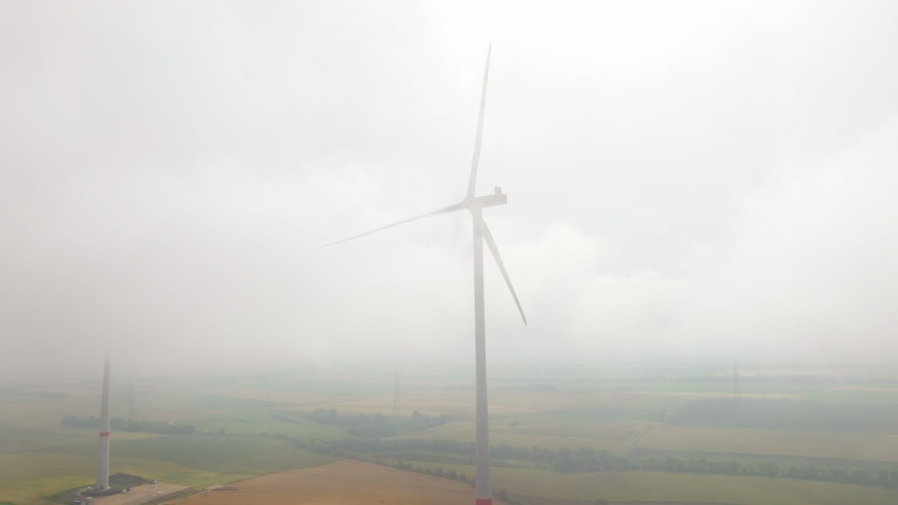 오스트리아의 웨인비르텔에서 안개로  ⁇ 인 풍력 터빈