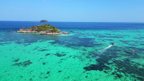 Barco-Playa-Acantilado-Rocoso-Isla-Azul-Turquesa-Mar