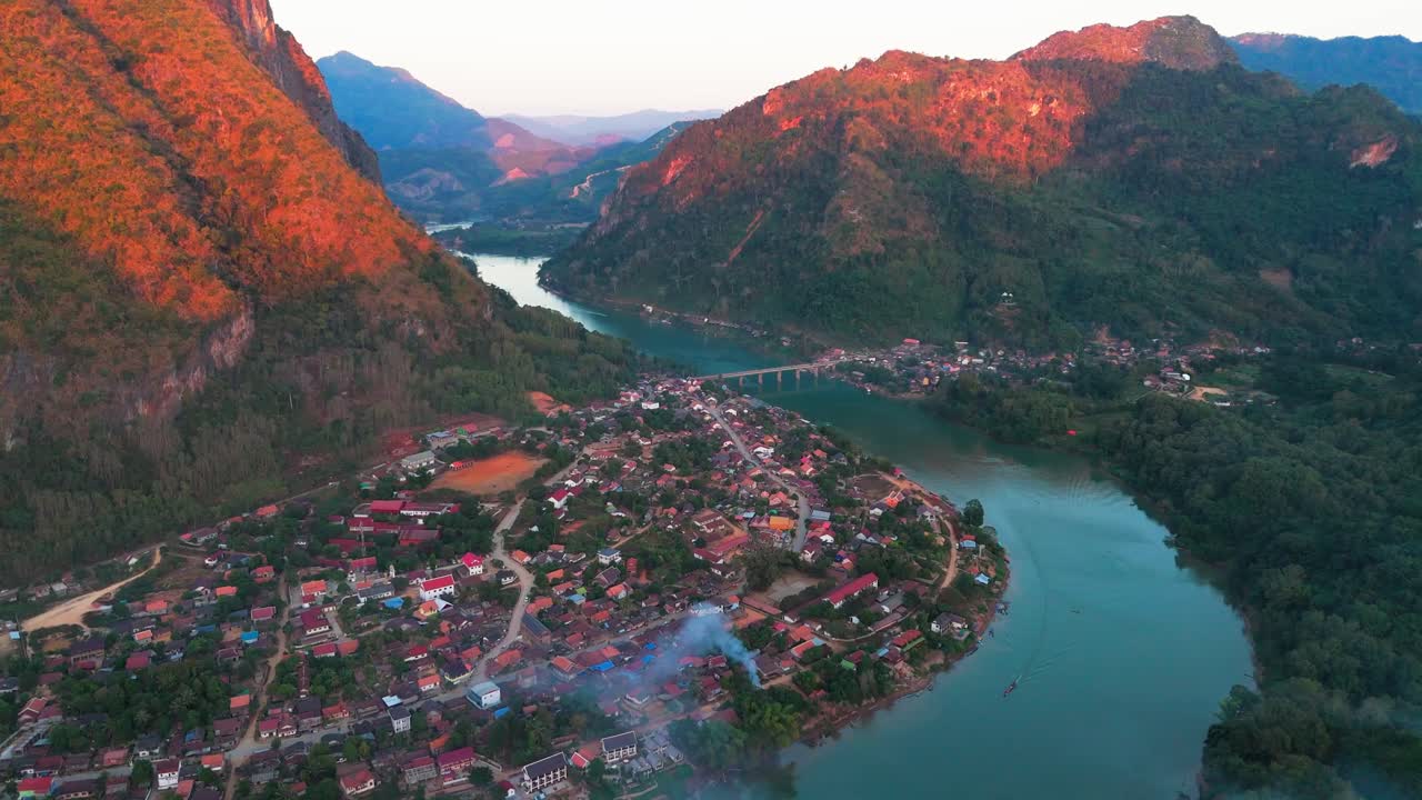 drone puesta de sol de la aldea de nong khiaw en la provincia de luang prabang del norte de laos en el río nam ou paisaje panorámico de montaña paraíso en el sureste de asia área de alto ángulo