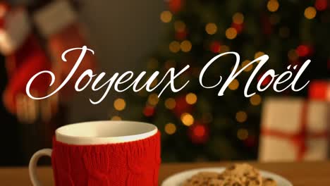 „Joyeux-Noël“-Steht-Auf-Becher-Und-Teller-Mit-Keksen