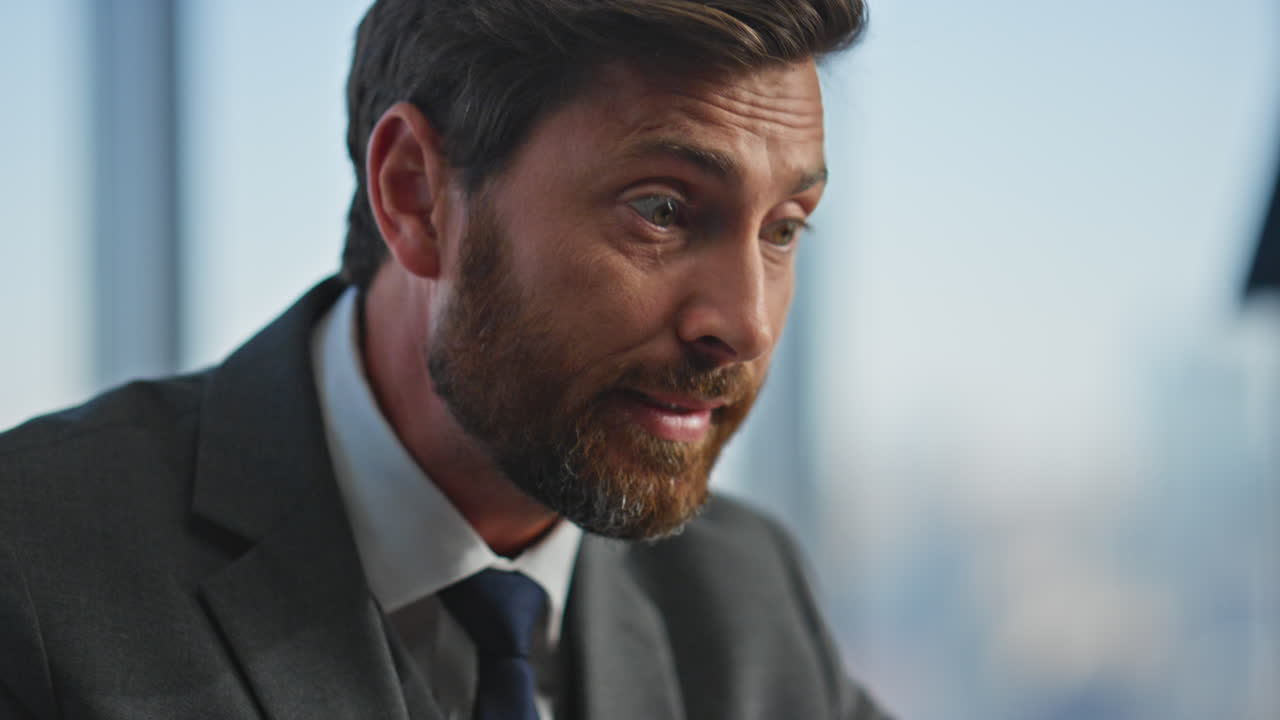 Uomo d'affari stanco che spiega errori di chiamata, primo piano. Manager stressato che discute.