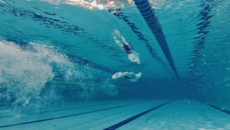 schwimmer unter wasser in einem pool