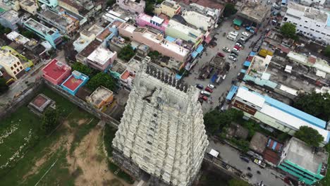 Volar-Sobre-La-Torre-Del-Templo-Hindú-Y-La-Ciudad-Suburbana