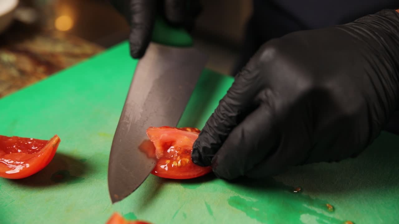 el chef cortando tomates