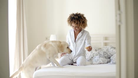 Mujer-Y-Su-Perro-En-La-Cama