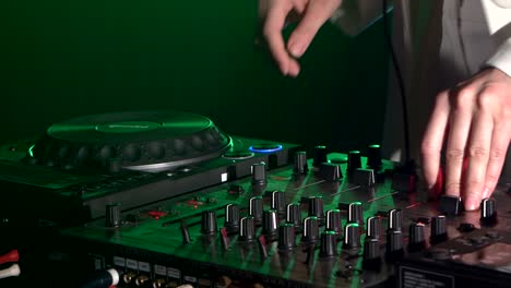 dj mezclando musica
