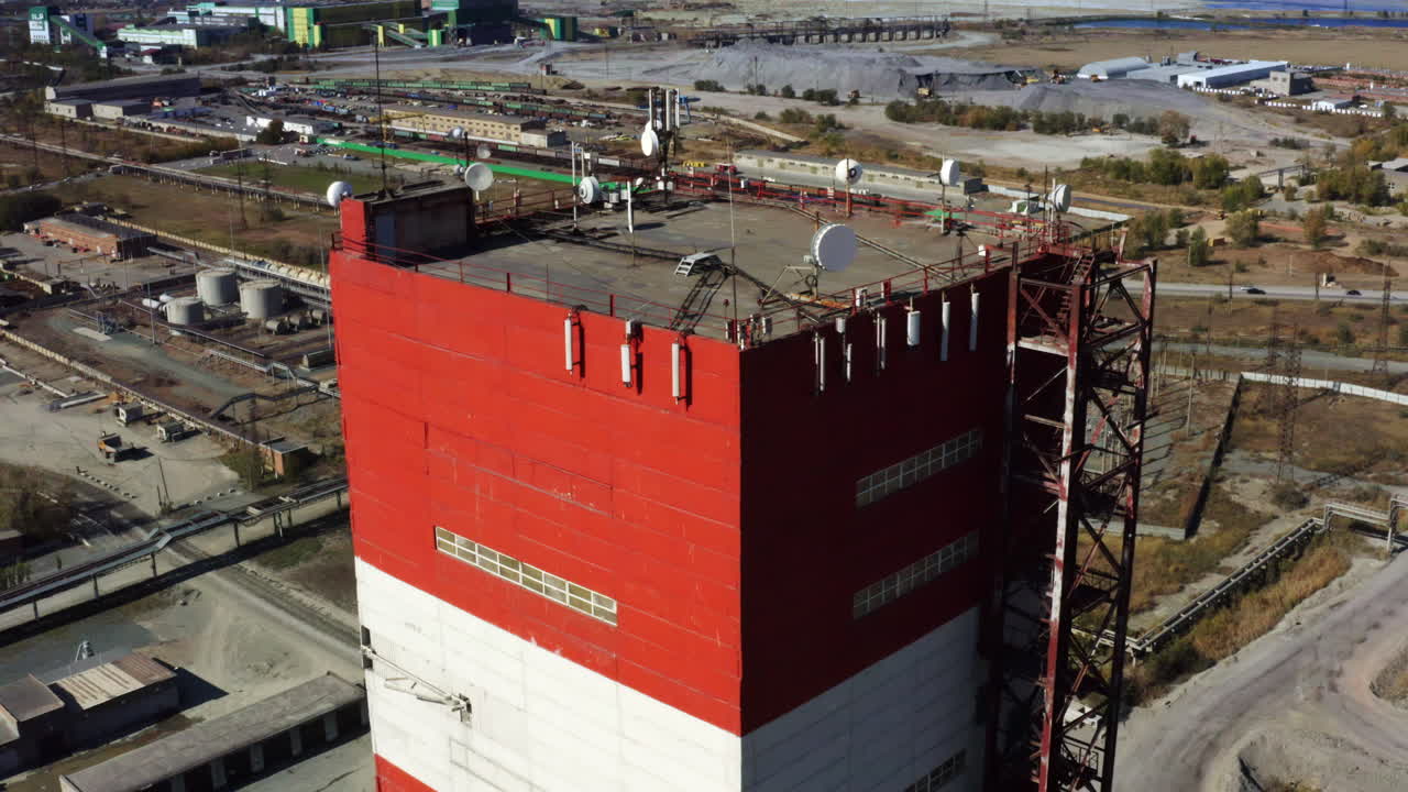 산업 시설 타워 의 공중 사진