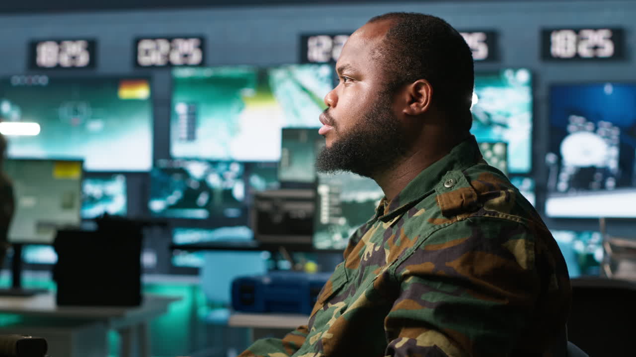 hombre de monitoreo del cuartel general del ejército cctv para cualquier actividad no autorizada