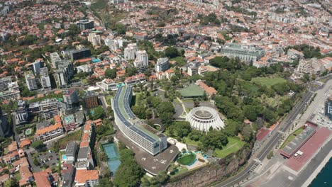 Antena-Sobre-La-Encantadora-Ciudad-Capital-De-Funchal-En-Madeira-El-Día-De-Verano