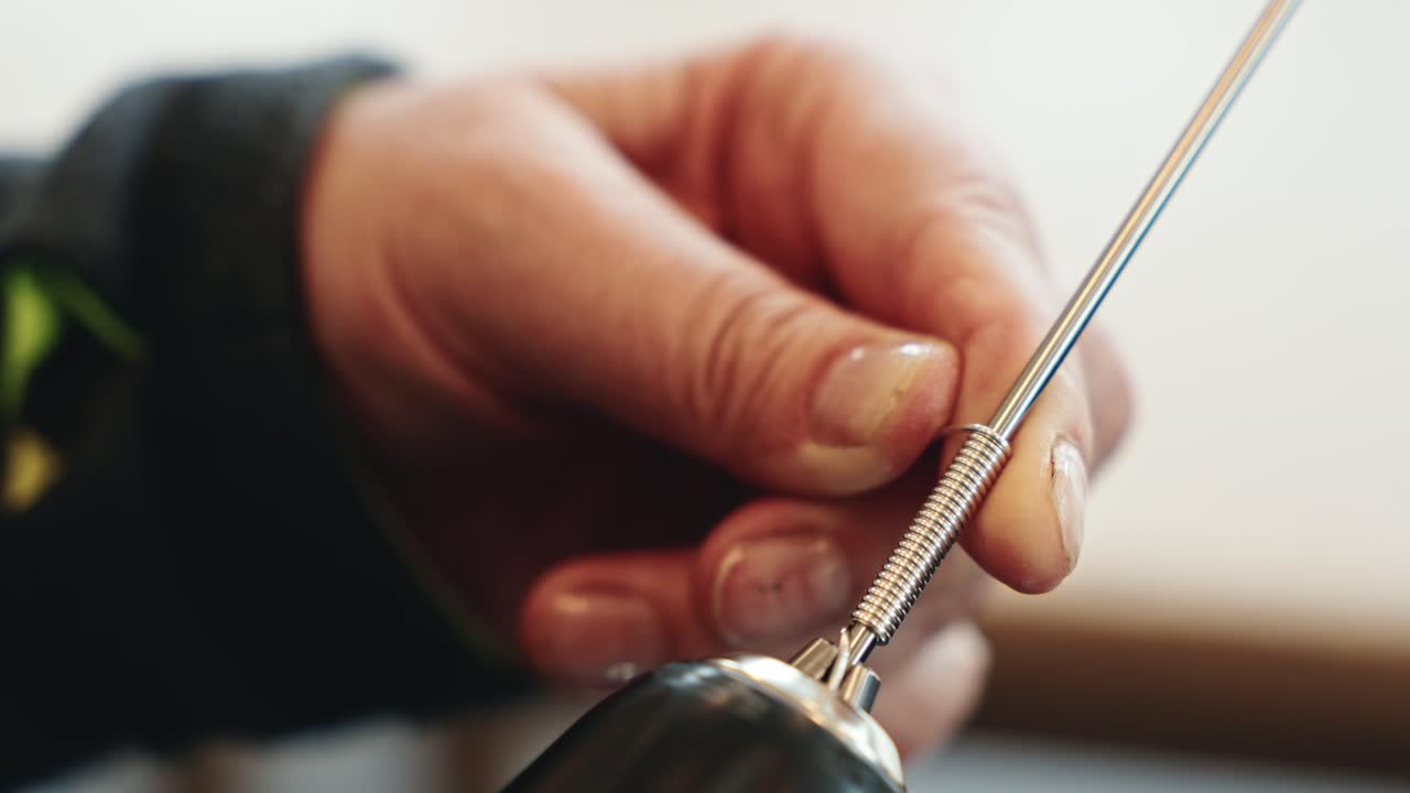 보석 을 만들기 위해 무선 드릴 을 사용하는 장인, 근접적 인 시각