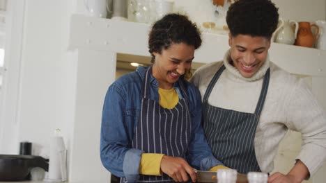 Video-De-Una-Feliz-Pareja-Birracial-Preparando-Comida-Juntos