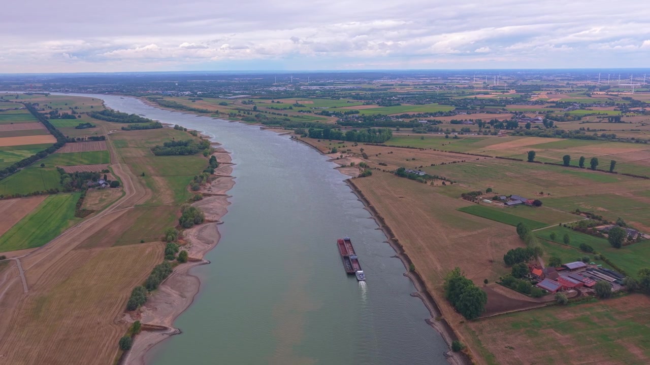 Vista Aérea de uma Barcaça de Carga Navegando em um Rio Largo