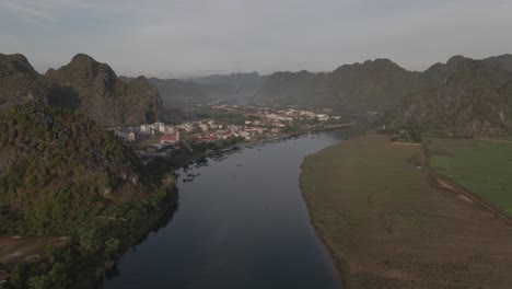 Drohnenschuss,-Der-Den-Fluss-Zwischen-Den-Bergen-In-Phong-Nha-Vorwärts-Bewegt