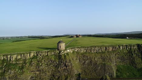 Mussenten-Temple-and-Downhill-Castle,-Northern-Ireland,-UK