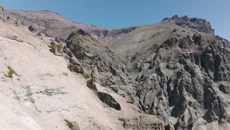 antena dolly espalda seco escarpado acantilado borde paisaje cerca de cerro castillo