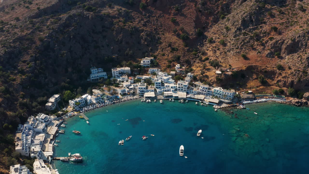 vista panorámica de la playa de loutro con alojamiento frente al mar en el pueblo de loutro, isla de creta en grecia