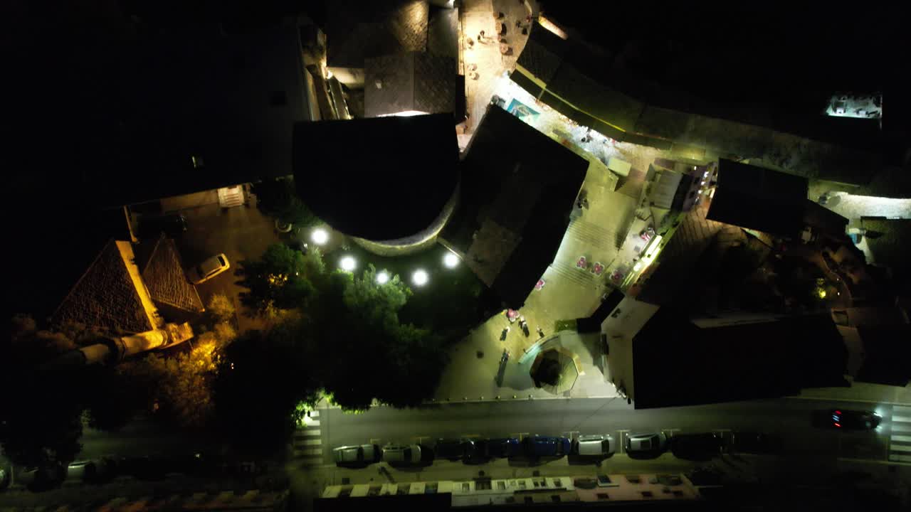 la mayoría de las veces por la noche