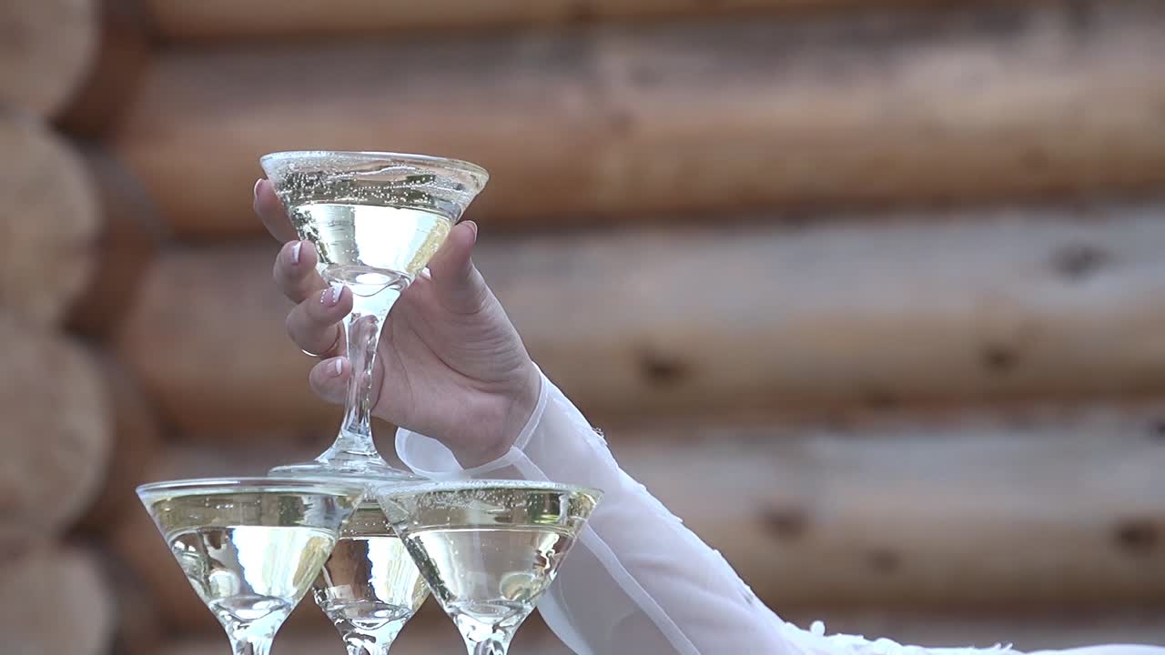 Sulla cima della collina c'è un bicchiere di champagne