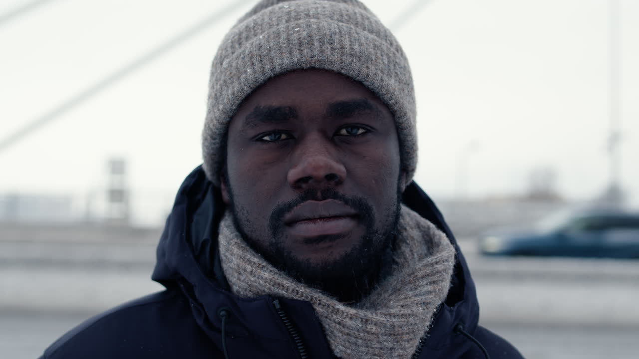 грустный человек на улице