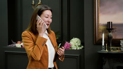 Asiatische-Frau-Benutzt-Smartphone