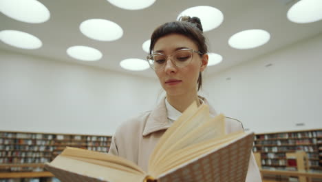 Schöne-Frau-Liest-Buch-In-Der-Bibliothek