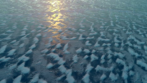 Drohnenaufnahmen-Von-Verschneiten-Eislandschaften