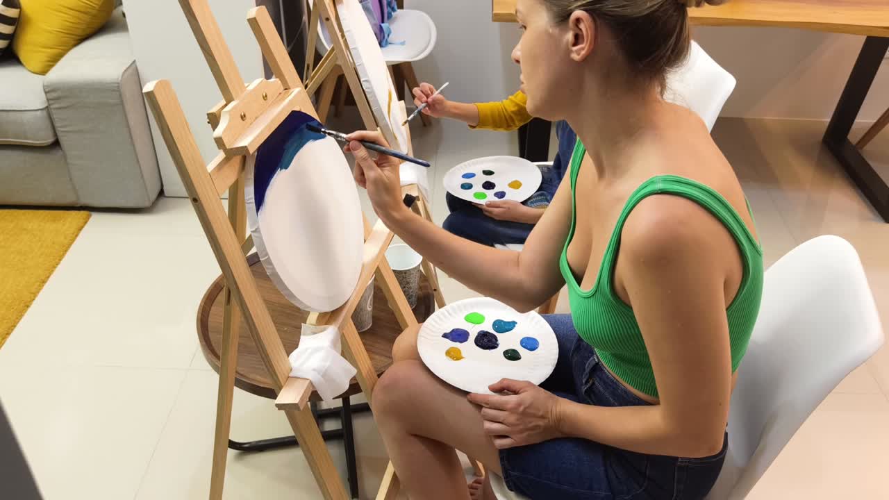 여성과 아이가 집에서 그림을 그리는 것