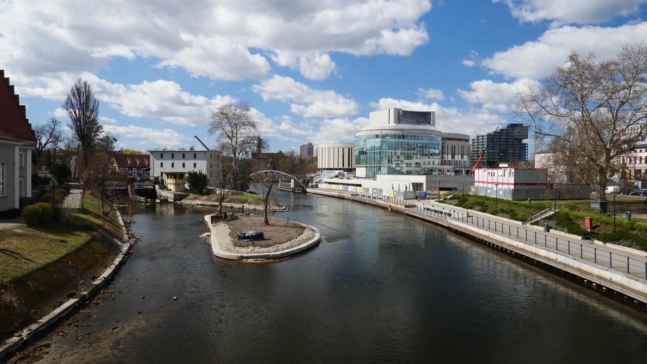 Fluss Brda mit dem neuen Operngebäude im Hintergrund. Bydgoszcz, Polen