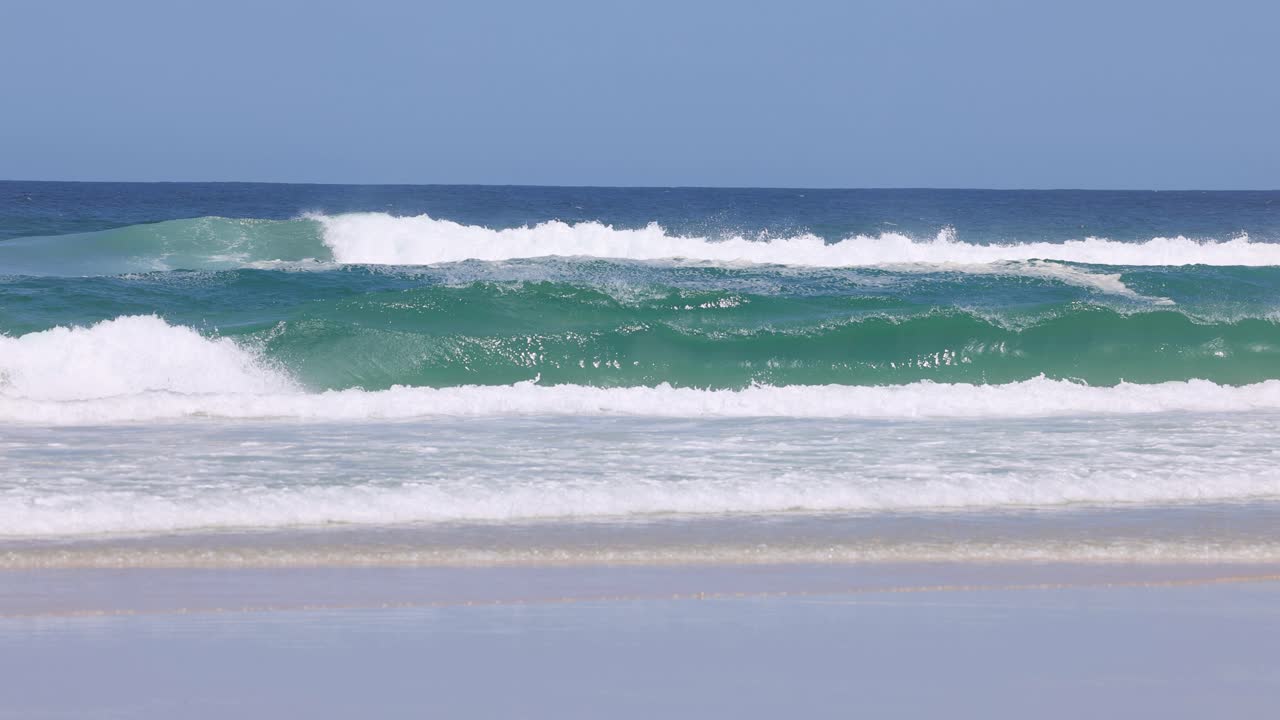 olas continuas del océano rompiendo en una playa