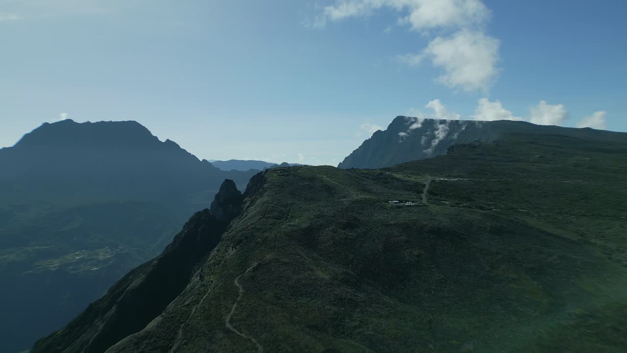 acercándose al cráter de cirque du mafate con drones de maido en la isla francesa de la reunión en las horas de la mañana