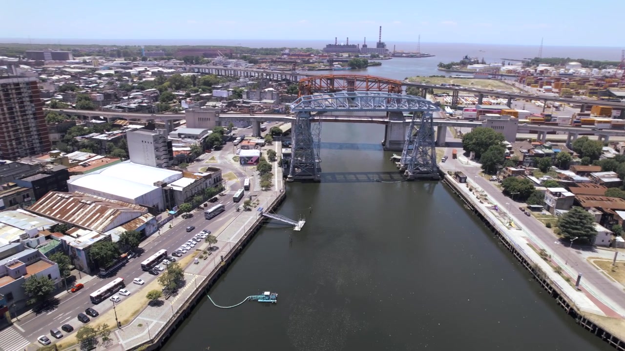 Vista aérea 4K de drone da orla de La Boca em Buenos Aires, Argentina. Área portuária histórica com arredores coloridos, docas e um dos bairros mais icônicos da cidade.