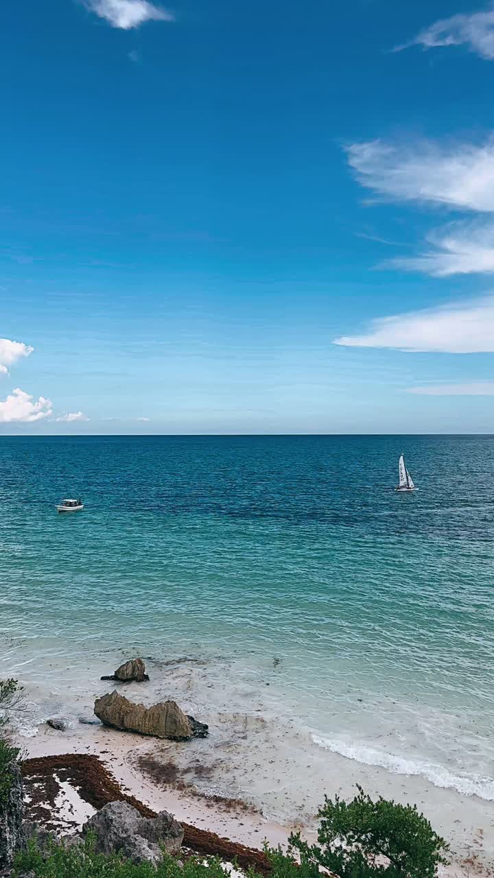 항해 보트 와 함께 열대 해변 장면
