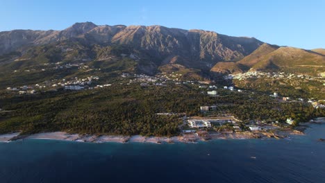 Riviera-küste-Mit-Wunderschönen-Stränden-Und-Klippen,-Die-Von-Blauem-Meerwasser-Und-Berghintergrund-In-Albanien-Umspült-Werden