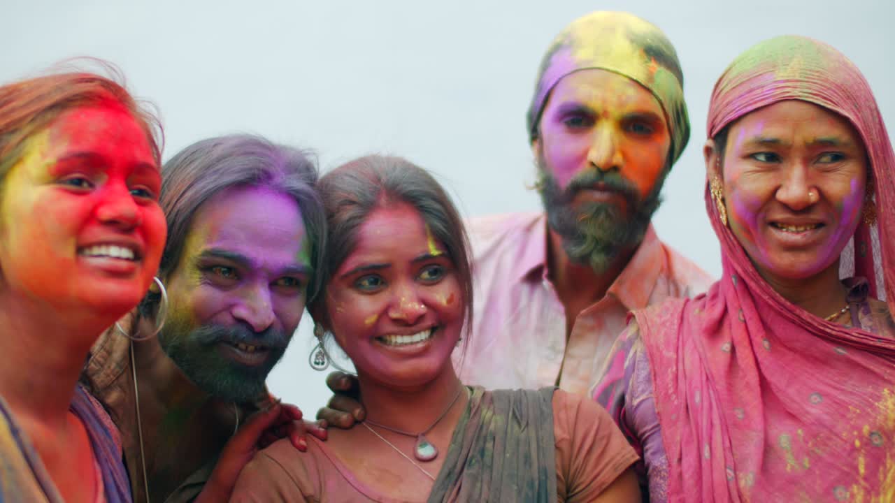 Personnes multiethniques célébrant le festival des couleurs Holi en Inde