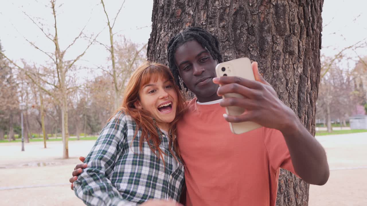 Un paio di amici che si fanno un selfie all'aperto