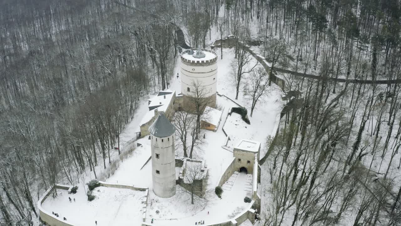antena de drones del castillo de cuento de hadas plesse en invierno con una gran cantidad de nieve en una hermosa montaña cerca de bovenden, alemania, europa