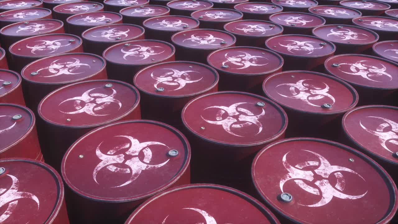 독성 폐기물이 들어있는 다채로운 녹은 금속 배럴을 저장합니다.