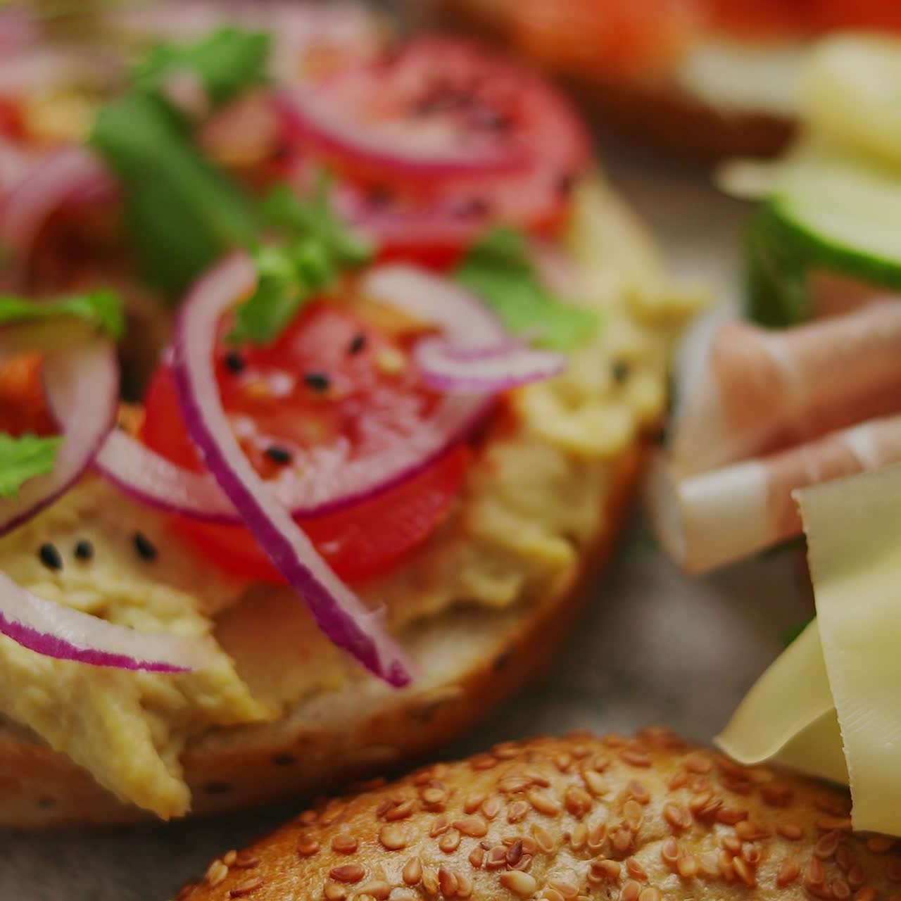 composición de varios sándwiches de bagels caseros con sésamo y semillas de amapola