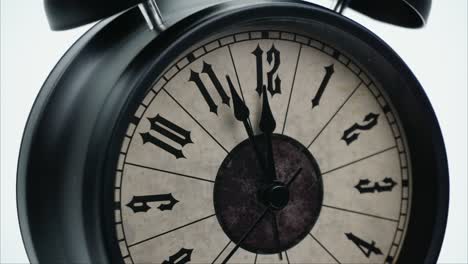 el reloj despertador negro clásico se muestra a las 11.45 a.m. o p.m.