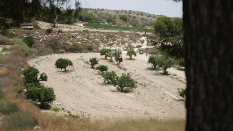 Ein-Mädchen-Flitzt-Auf-Einer-Langen-Seilrutsche-Durch-Die-Landschaft-Spaniens-Und-Fühlt-Sich-Von-Diesem-Aufregenden-Abenteuer-Begeistert