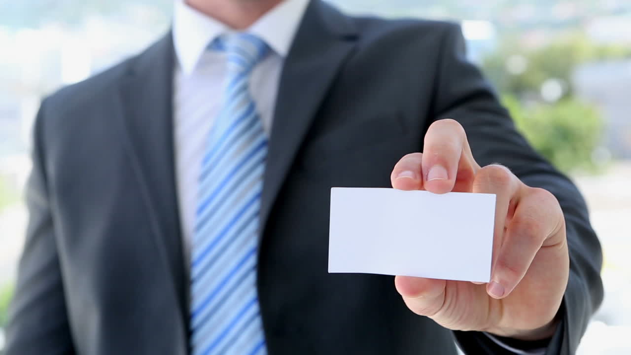 un hombre de negocios mostrando su tarjeta.