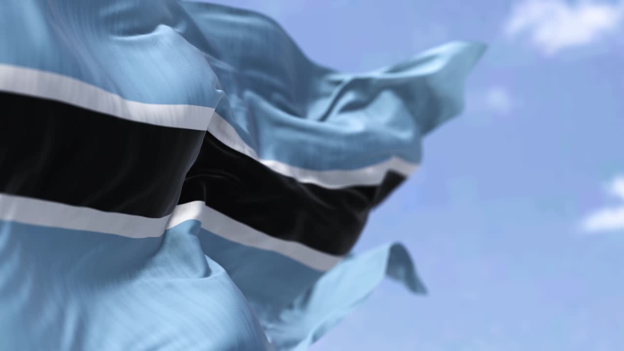 은 날 바람에 흔들리는 보츠와나 국기의 세부사항.