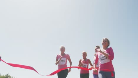 Mujeres-De-Atletismo-Llegando-A-La-Meta