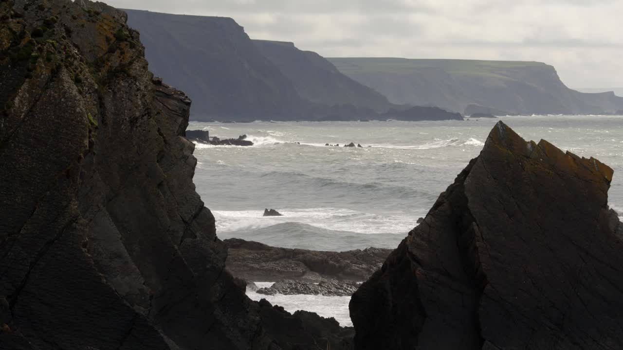 tiro extra ancho entre dos grandes rocas con el mar en el fondo en hartland quay, stoke, hartland, bideford