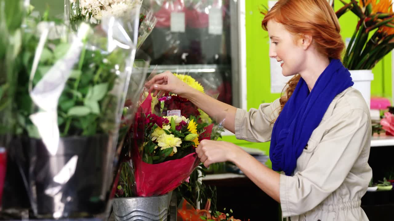 Fiorista femminile che prepara il mazzo del fiore
