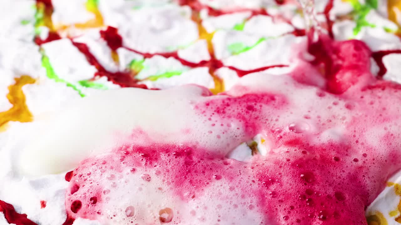 이 어지는 진동하는 화학 반응