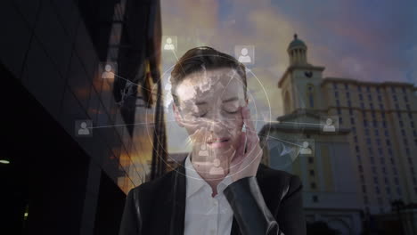 animación de empresaria caucásica, globo y red de conexiones sobre el paisaje urbano