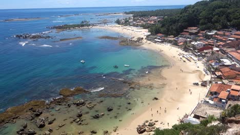 skały rozrzucone na piaszczystym brzegu morro de sao paulo, wyspa tinhare w bahia, brazylia